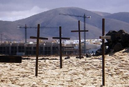 Los ecologistas clavan cruces en señal de protesta por el urbanismo salvaje en la zona de El Cotillo.