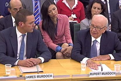 Rupert y James Murdoch, ante el Parlamento británico en julio.