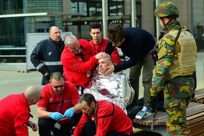 Un herido es traslado al hospital tras la explosión en la estación de metro de Maalbeek, en el centro de Bruselas.