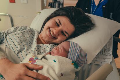 Una mujer y su hijo recién nacido.
