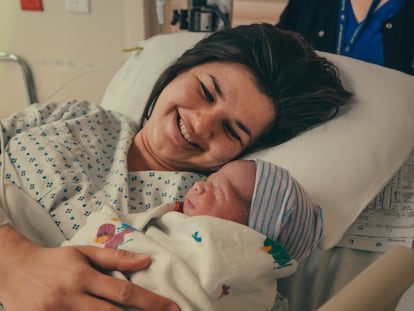 Una mujer y su hijo recién nacido.