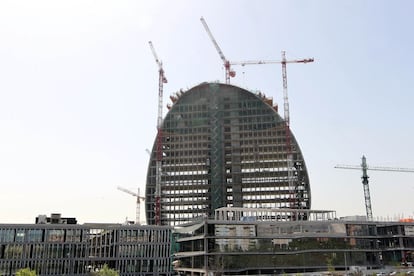 La Vela, el edificio principal de Ciudad BBVA, se alza en mitad de una gran plaza circular, ubicada en mitad del complejo.