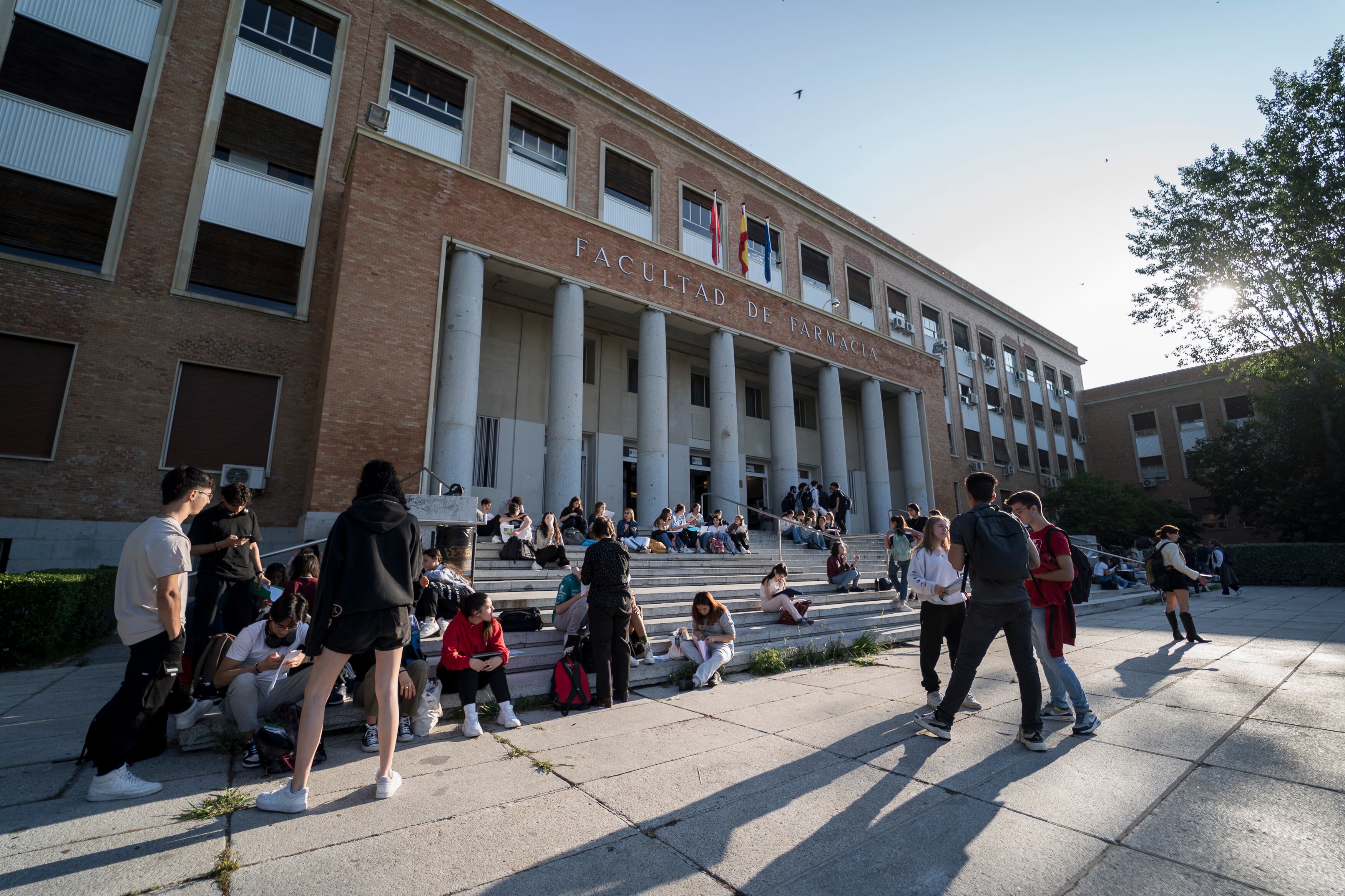 Estudiantes que se presentan a la EvAU, a las puertas de la Facultad de Farmacia de la Universidad Complutense, el 5 de junio de 2023.