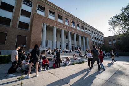 Estudiantes que se presentan a la EvAU, a las puertas de la Facultad de Farmacia de la Universidad Complutense, el 5 de junio de 2023.