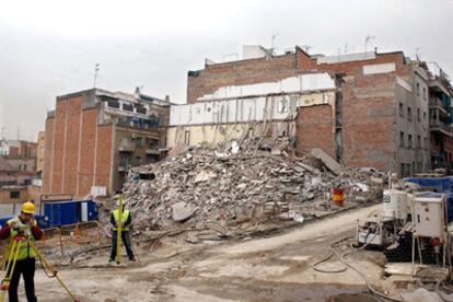 Operarios en los alrededores de los edificios cuya demolición ha comenzado hoy.