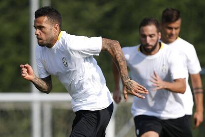 Alves corre durante una sesión de la Juventus.