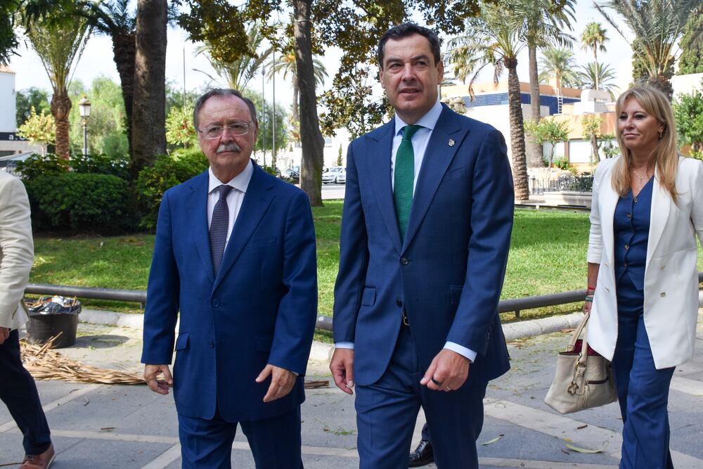 El presidente de la Junta de Andalucía, Juanma Moreno (d) y el presidente de Ceuta, Juan Jesús Vivas (i) durante la reunión que han mantenido el día de hoy. A 20 de agosto de 2026 en Ceuta (España). El presidente de la Junta de Andalucía, Juanma Moreno, visita la Ciudad Autónoma de Ceuta, donde mantiene un encuentro institucional con su presidente, Juan Jesús Vivas. La reunión abordará asuntos de interés común y las relaciones de cooperación entre Andalucía y Ceuta.
20 AGOSTO 2026
Gabriela Sardá Núñez / Europa Press
20/08/2026