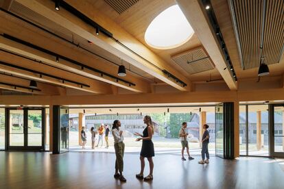 Vista del hall Hall de acceso al Teatro Duke construido enteramente con madera.
