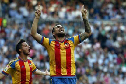 Alcácer celebra su gol junto a Piatti