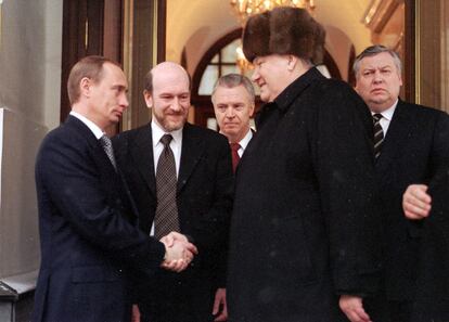 El presidente de Rusia, Boris Yeltsin, se despide del primer ministro Vladimir Putin (i), a su salida del Kremlin. Yeltsin ha anunciado en la televisión nacional su dimisión, 90 días antes de las elecciones presidenciales, el 31 de diciembre de 1999.