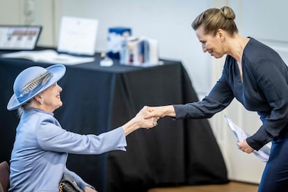 La primera miniestra danesa, Mette Frederiksen, felicita a la reina tras la celebración del Consejo de estado.