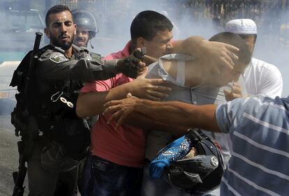 Un policía israelí usa un spray de pimienta contra un hombre palestino durante los disturbios cerca del barrio árabe Wadi al-Joz, en Jerusalén Este (Israel).