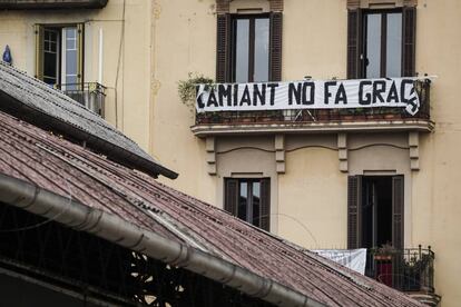 Una pancarta de protesta davant del Mercat de l'Abaceria, a Gràcia.