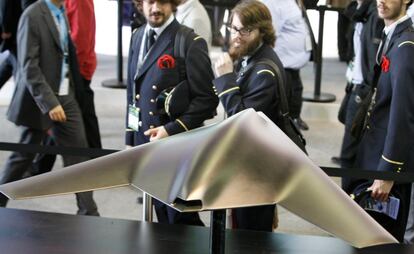 Unos visitantes observan una maqueta del 'drone' nEUROn, si todo sigue adelante será el primer avión de combate europeo no tripulado. En el proyecto participa la empresa española CASA, filial de EADS, y la francesa Dassault entre otras.