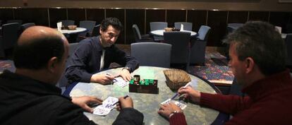 Tres jugadores en una mesa del bingo Vista Alegre.