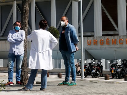 Camil Ros y Javier Pacheco ante el Hospital del Mar de Barcelona en un primero de mayo sin manifestaciones.