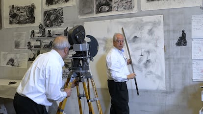 William Kentridge aparece en la filmación con la que da inicio el espectáculo de 'Sibyl'.