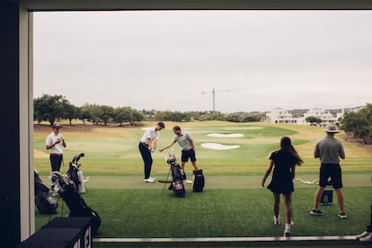 Los alumnos del colegio internacional de Sotogrande reciben clase de golf en la Jason Floyd Academy.