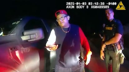 Jose Juan Lopez es interrogado por comisarios tras hacerse pasar por un agente de ICE, el 3 de abril en el condado de Martin, en Florida.