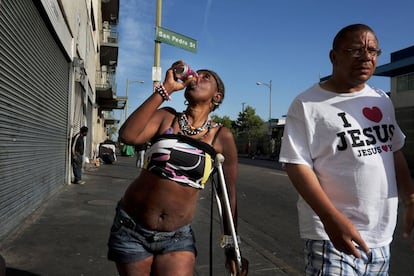 Antoinette Theus (esquerda) é moradora das ruas de Skid Row desde os 30 anos.