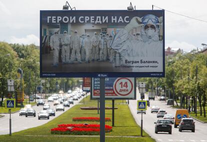 Una valla publicitaria con un cartel en homenaje a los sanitarios que trabajan con el coronavirus, en una calle de Moscú. El lema es "Héroes entre nosotros". 