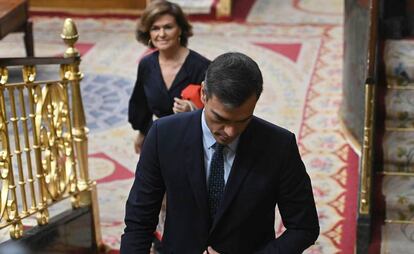 El presidente del Gobierno en funciones, Pedro Sánchez, y la vicepresidenta, Carmen Calvo.
 