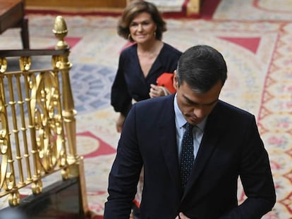 El presidente del Gobierno en funciones, Pedro Sánchez, y la vicepresidenta, Carmen Calvo.
 