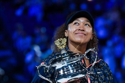 Naomi Osaka posa con el trofeo de campeona, este sábado en Melbourne.