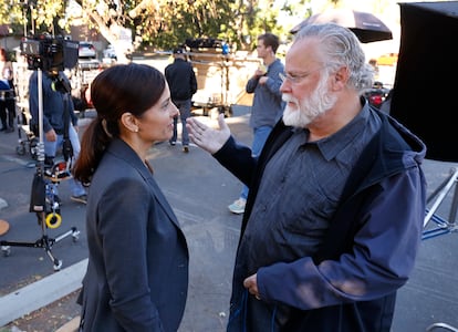 Michel Connelly, autor de 'La espera', en el set de rodaje en Los Ángeles de la serie 'Bosch' junto a la actriz Jacqueline Obradors, que encarna a la detective creada por el escritor Renée Ballard., en octubre de 2018.
