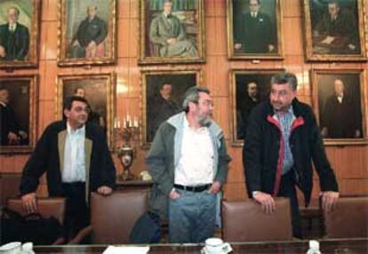 Toni Ferrer, de UGT, a la izquierda, junto a Cándido Méndez y José María Fidalgo, al comienzo de la reunión con el ministro de Trabajo. Madrid 21 de mayo de 2002