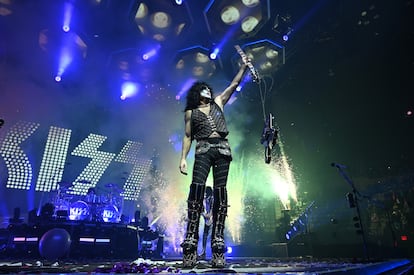 Paul Stanley, tras destrozar su guitarra al final de un concierto de Kiss en Nueva York, el 22 de marzo de 2019.