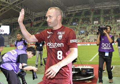 Andrés Iniesta saluda al público antes del partido.