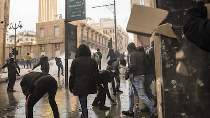 Grupo de manifestantes enfrenta forças de segurança libanesas no sábado em Beirute.