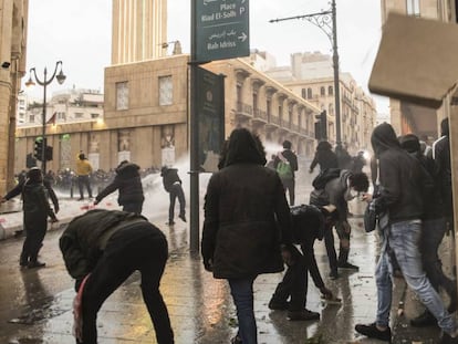 Grupo de manifestantes enfrenta forças de segurança libanesas no sábado em Beirute.