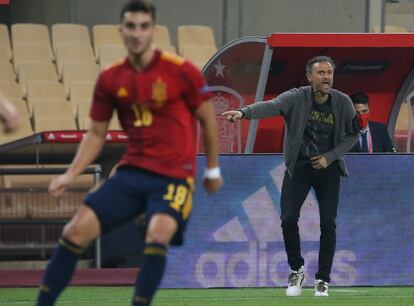 Luis Enrique grita desde la banda a sus jugadores durante un ataque de la Roja en el estadio de la Cartuja, en Sevilla. 