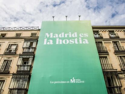 Lona con el lema de Más Madrid en el centro de la capital.