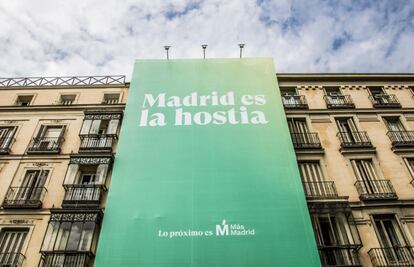 Lona con el lema de Más Madrid en el centro de la capital.