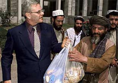 El cónsul australiano entrega a los talibán galletas y artículos de higiene para los occidentales detenidos.