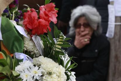 Una mujer llora junto al sitio donde ayer se suicidó un jubilado griego, en la plaza Sintagma de Atenas.