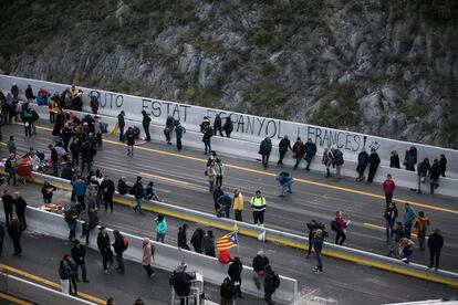 "Puto Estat espanyol i francès", han pintat els manifestants al mur de la carretera.