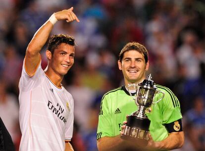 El siete de Real Madrid celebra la victoria del torneo de verano Sun Life de Miami con Iker Casillas.