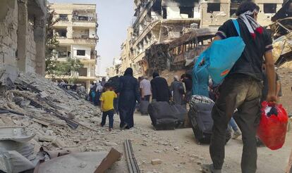 Esta imagen, cedida por activistas antigubernamentales de Siria, muestra la evacuación de civiles de la localidad sitiada de Daraya, al suroeste de Damasco.