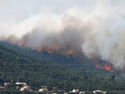 As chamas e a fumaça ameaçam as moradias em Seillons, no distrito de Var.