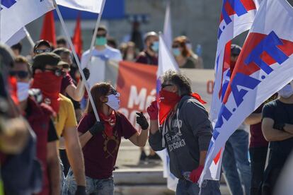 En Grecia, donde el Gobierno pidió aplazar cualquier manifestación al 9 de mayo, el sindicato PAME, afiliado a los comunistas, organizó una concentración delante del Parlamento, muy disciplinada y al son de cantos partisanos como 'Bella Ciao'.