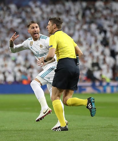 El defensa del Real Madrid Sergio Ramos increpa al arbitro durante el partido.