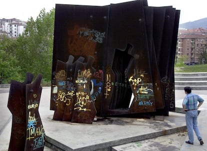 'Homenaje al pueblo de Basauri', una imagen de una escultura de acero corten, otro de los materiales característicos del artista. Está situada en su localidad natal y la foto, tomada en 2001, muestra el estado de abandono en el que se encontraba la pieza.