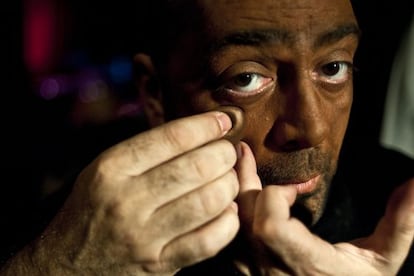 Pep Tosar, maquillándose para interpretar a Guillem d'Efak, en el Círcol Maldà.