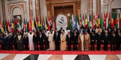 Donald Trump con el Rey de Arabia Saudí y otros mandatarios islámicos en Riad.