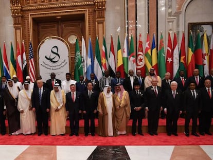 Donald Trump con el Rey de Arabia Saud&iacute; y otros mandatarios isl&aacute;micos en Riad.