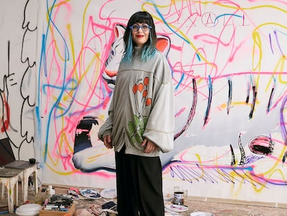 Ana Barriga parte de objetos que almacena, corta, ensambla y luego son la base sobre la que construye sus pinturas. La artista, con chaqueta y pantalón de LOEWE.